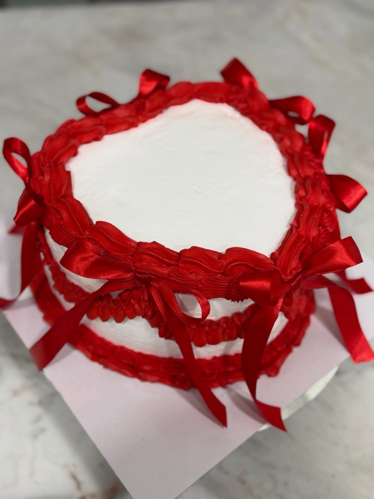Red ribbon cake by Pura Dulzura Desserts